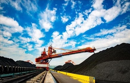 國家能源集團黃驊港煤堆場堆料機正在作業(yè)。受訪者供圖