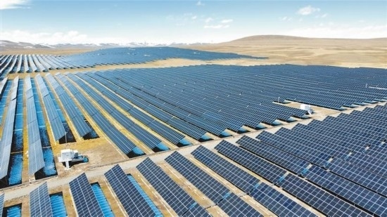 西藏華電色尼區(qū)12萬千瓦光伏發(fā)電項目電力保供項目航拍。趙書彬攝