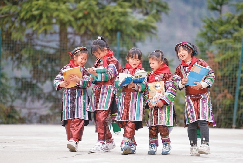 位于貴州省黔東南苗族侗族自治州從江縣大山深處的西山鎮(zhèn)中寨教學(xué)點(diǎn)，是一所全校均為瑤族學(xué)生的“微小學(xué)”。近年來(lái)，隨著教學(xué)條件逐漸改善，學(xué)校發(fā)生了翻天覆地的變化。圖為2023年2月16日，領(lǐng)到新書的瑤族學(xué)生在一起交流。 新華社記者 楊文斌/攝