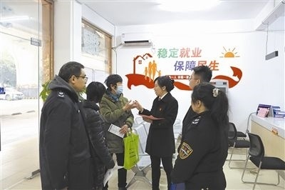  圖③：調解后，法官現(xiàn)場向當事人做釋法析理工作。