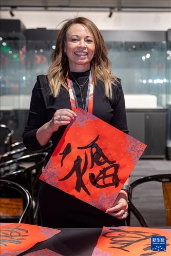 1月28日，在上海豫園舉行的民俗活動上，美國馬斯卡廷初中校長珍妮弗·李·弗里德利展示自己寫下的“?！弊帧?新華社記者 王翔 攝