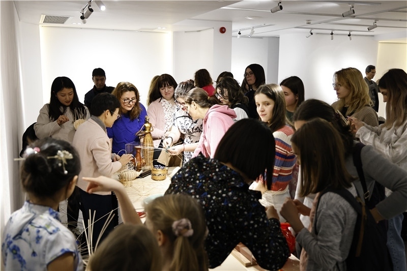 羅馬尼亞觀眾體驗(yàn)安溪竹藤編技藝。 布加勒斯特中國文化中心供圖