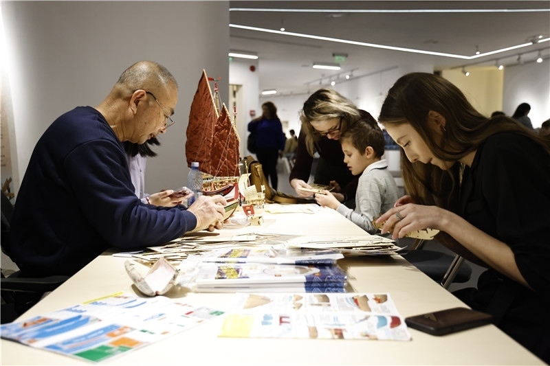 中國泉州非遺大師現(xiàn)場指導(dǎo)制作水密隔艙福船制造技藝。 布加勒斯特中國文化中心供圖