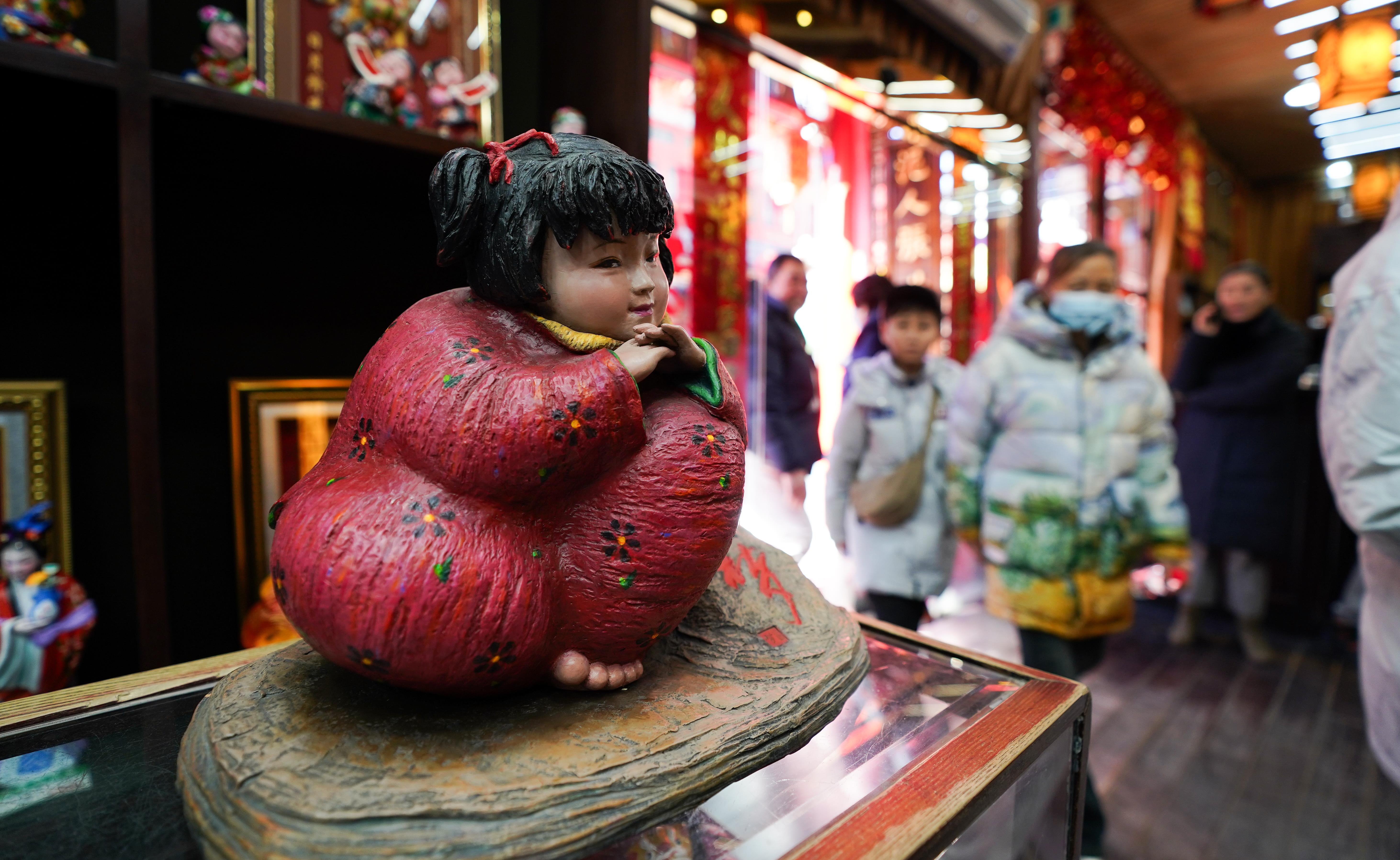 △泥人張彩塑是天津的傳統(tǒng)民間手工藝品，為天津市首批國家級非物質(zhì)文化遺產(chǎn)。（總臺國廣記者李晉拍攝）
