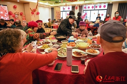老人們享用公益年夜飯。人民網(wǎng)記者 葉賓得攝