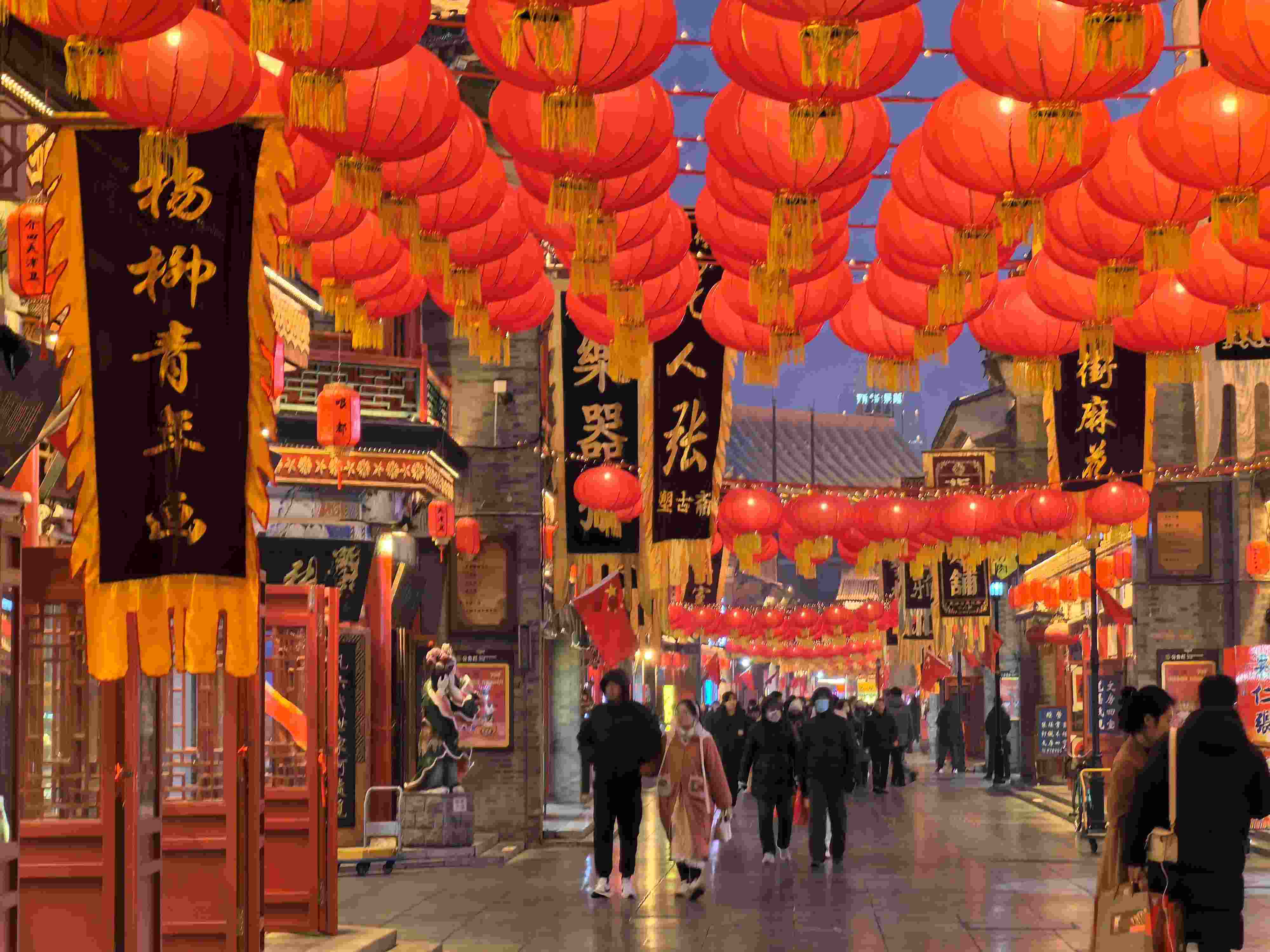 △春節(jié)臨近，古文化街上年味兒漸濃。（總臺央廣記者潘毅拍攝）