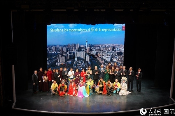 圖為王衛(wèi)大使與蒙迪諾外長等嘉賓登臺(tái)祝賀。人民網(wǎng)記者 許放攝