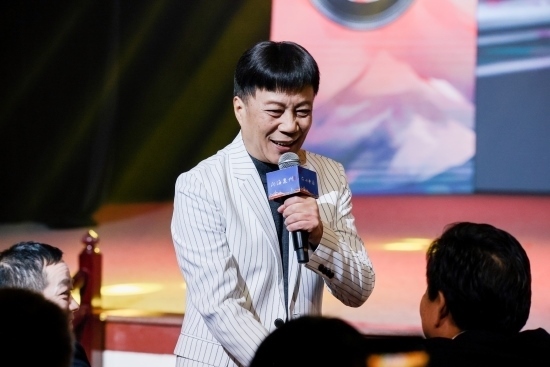 “何以中國·向海泉州”網(wǎng)絡(luò)主題活動現(xiàn)場，陳百潭演出時與觀眾互動。泉州廣播電視臺供圖