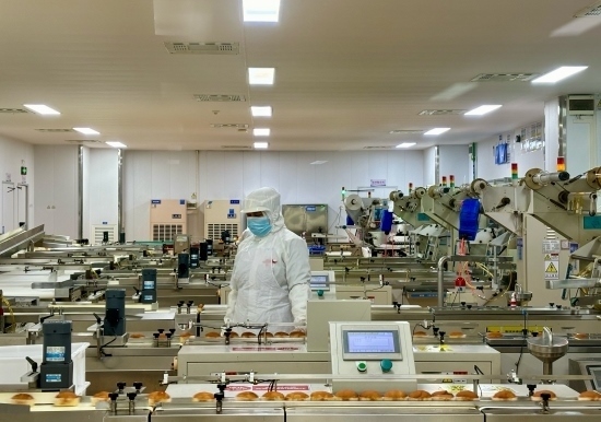 盼盼5G智慧工廠生產(chǎn)線正在進(jìn)行產(chǎn)品質(zhì)檢。人民網(wǎng)記者 金慧慧攝