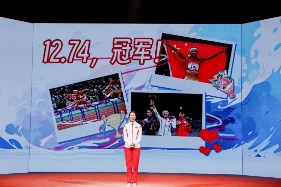 “何以中國·向海泉州”網(wǎng)絡主題活動現(xiàn)場，林雨薇講述奪冠經(jīng)歷。泉州廣播電視臺供圖