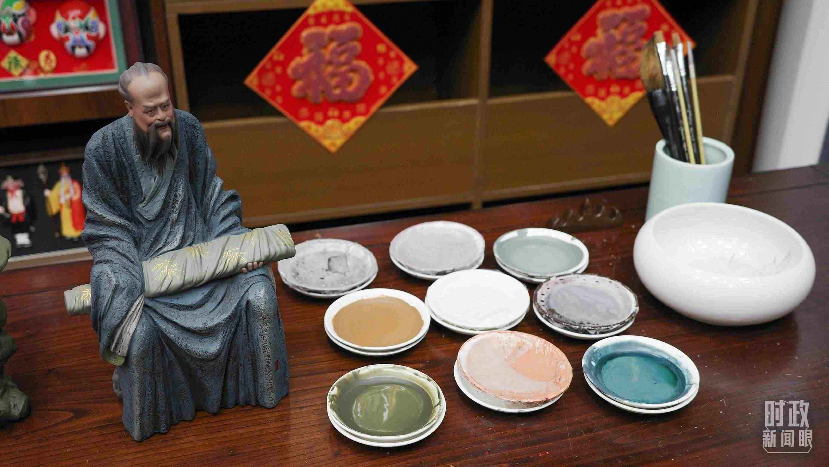 △天津古文化街，泥人張店鋪的上色顏料展示。（總臺央視記者覃思拍攝）