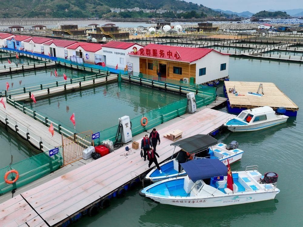 △2023年11月14日，福建寧德市霞浦縣溪南鎮(zhèn)七星海上社區(qū)的工作人員，前往轄區(qū)漁排進(jìn)行民情走訪。