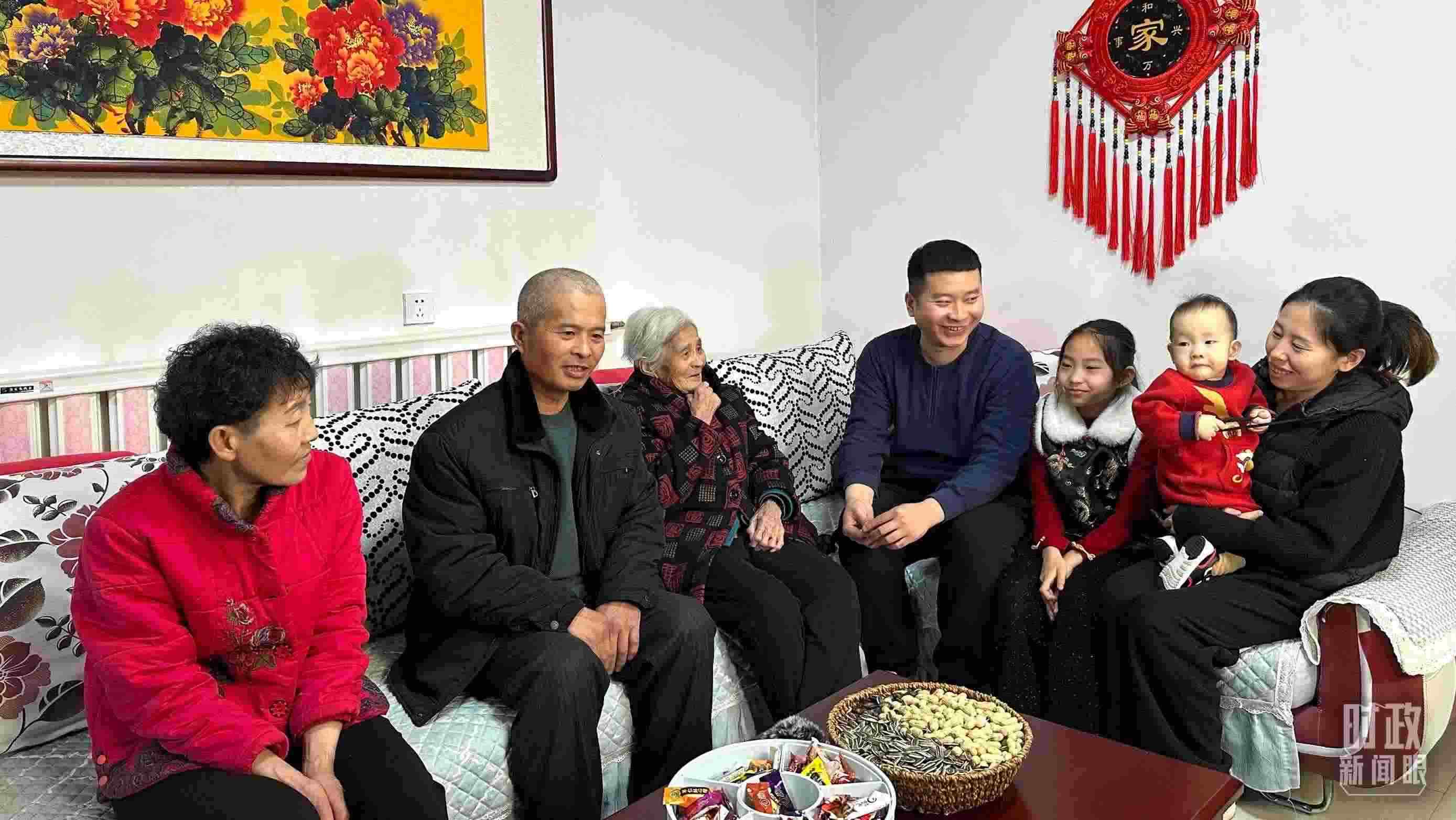 △第六埠村村民杜洪剛一家。（總臺央視記者趙化拍攝）