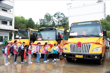 △2023年9月28日，湖北竹山縣校園直通車全域開通后，學(xué)生在有序排隊(duì)乘車。第二批主題教育開展后，竹山縣將實(shí)施農(nóng)村道路暢通工程作為為民辦實(shí)事的重要內(nèi)容。