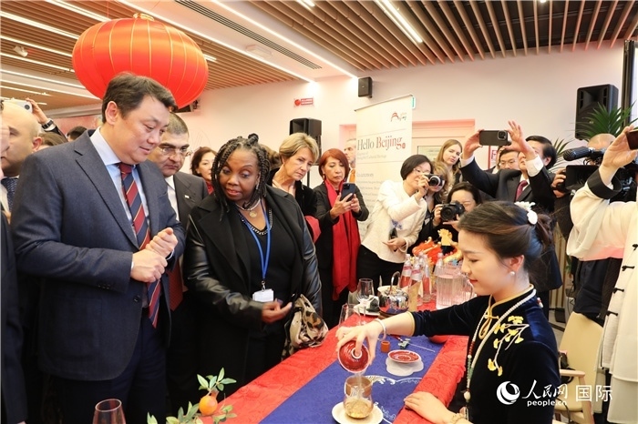 到訪嘉賓欣賞中國茶藝并品茶。 