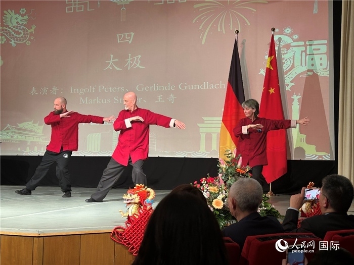 太極，表演者：Ingolf Peters、Gerlinde Gundlach、Markus Stüber