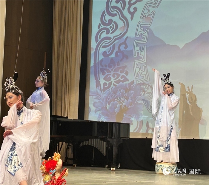 舞蹈《青花瓷》，表演者：德國(guó)中歐文化藝術(shù)交流協(xié)會(huì)