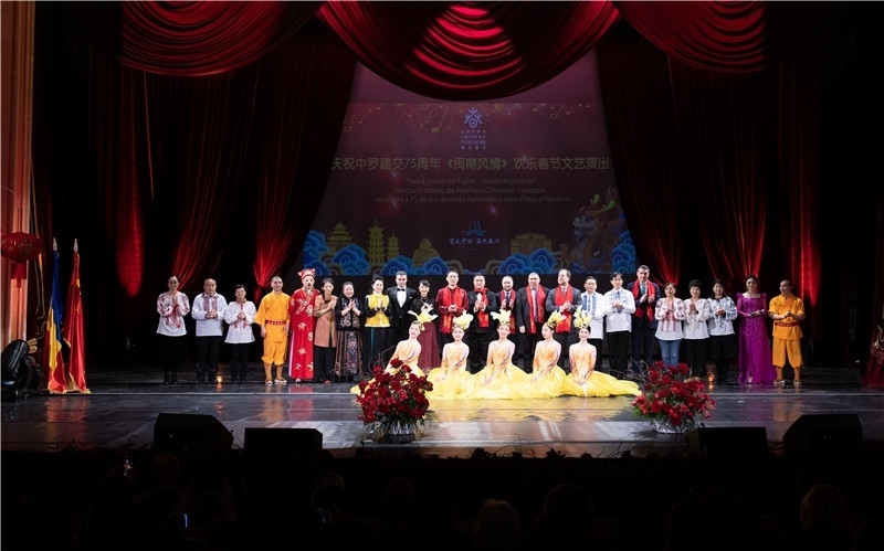 圖為韓大使、羅政府高官與泉州藝術(shù)團(tuán)演員合影。中國駐羅大使館文化處供圖。