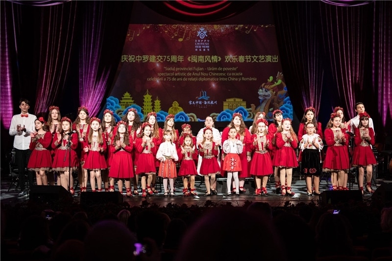 圖為羅小快板兒童合唱團(tuán)在演唱中文歌曲。 中國駐羅大使館文化處供圖。