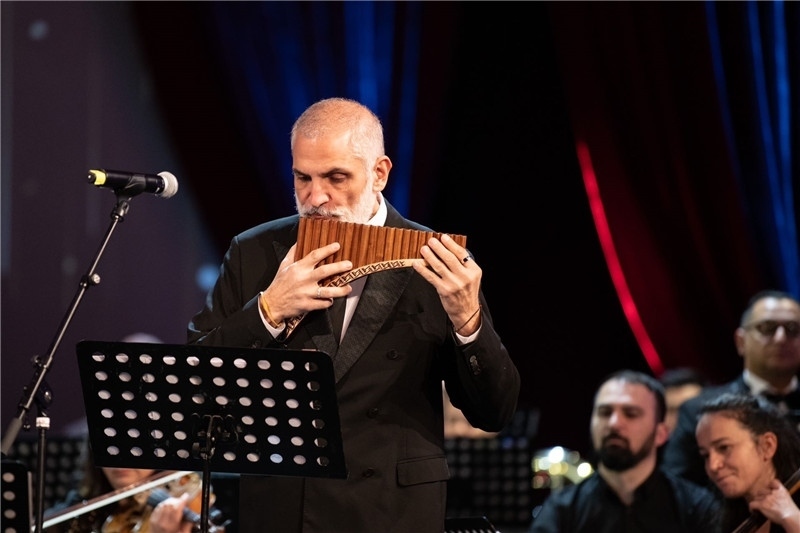 圖為著名排簫大師達(dá)米安·德拉吉奇在領(lǐng)銜演奏中國經(jīng)典曲目。 中國駐羅大使館文化處供圖。