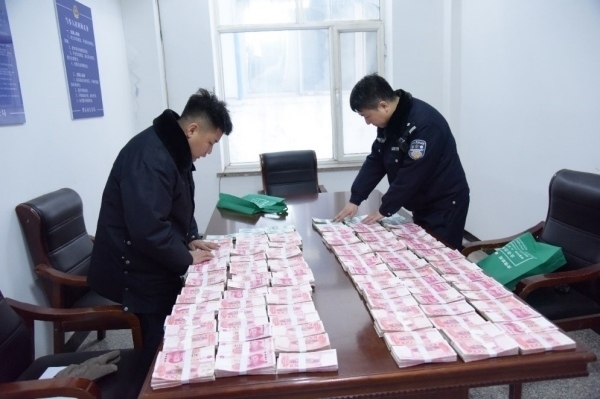 民警清點涉案資金。磐石市公安局供圖