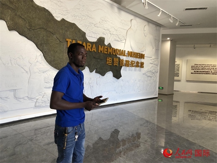 當(dāng)?shù)毓ぷ魅藛T向記者講解。人民網(wǎng)記者 黃培昭攝