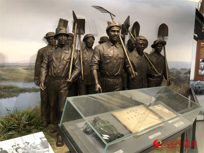 紀(jì)念園中展覽的筑路場景 。人民網(wǎng)記者 黃培昭攝