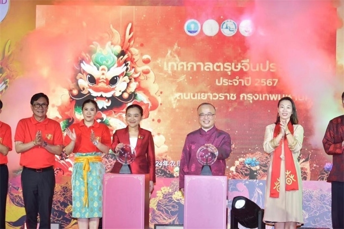 泰國(guó)旅游與體育部長(zhǎng)素妲婉、中國(guó)駐泰國(guó)使館公使吳志武代表中泰雙方同時(shí)觸按水晶球點(diǎn)亮龍頭彩燈。中國(guó)駐泰國(guó)使館供圖
