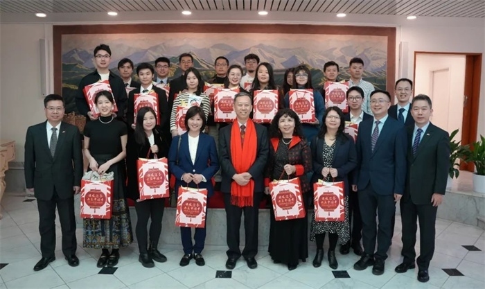 中國駐瑞典大使館崔愛民與留學(xué)生代表和華校負(fù)責(zé)人合影。 中國駐瑞典大使館供圖