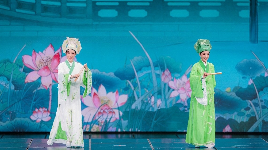 青年越劇演員陳麗君、李云霄彩排現(xiàn)場。主辦方供圖