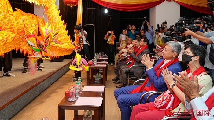 嘉賓觀看傳統(tǒng)舞龍表演。人民網(wǎng)記者 謝佳君攝