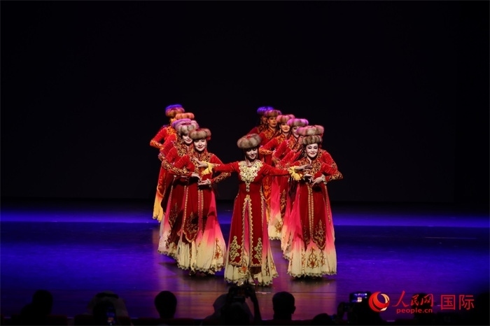 2日在阿聯(lián)酋迪拜舉行的大型音舞詩畫《新疆是個好地方》文藝演出。人民網(wǎng)記者任皓宇攝