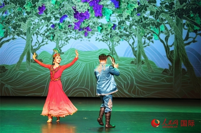 2日在阿聯(lián)酋迪拜舉行的大型音舞詩畫《新疆是個好地方》文藝演出。人民網(wǎng)記者 任皓宇攝