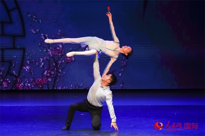 2日在阿聯(lián)酋迪拜舉行的大型音舞詩畫《新疆是個好地方》文藝演出。人民網(wǎng)記者 任皓宇攝