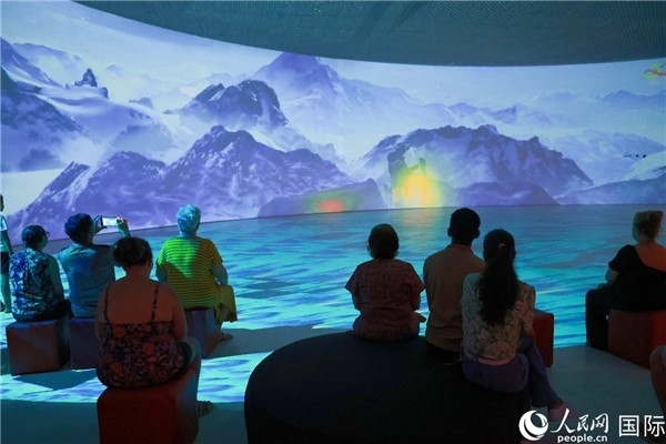 巴西民眾在活動現(xiàn)場觀賞“走進中國：沉浸式體驗展”。人民網(wǎng)記者 陳海琪攝