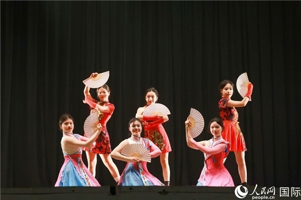 燈光秀匯演現(xiàn)場節(jié)目精彩紛呈。人民網(wǎng)記者 陳海琪攝