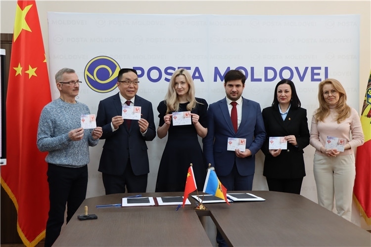 摩爾多瓦首發(fā)龍年生肖郵票。中國(guó)駐摩爾多瓦大使館供圖