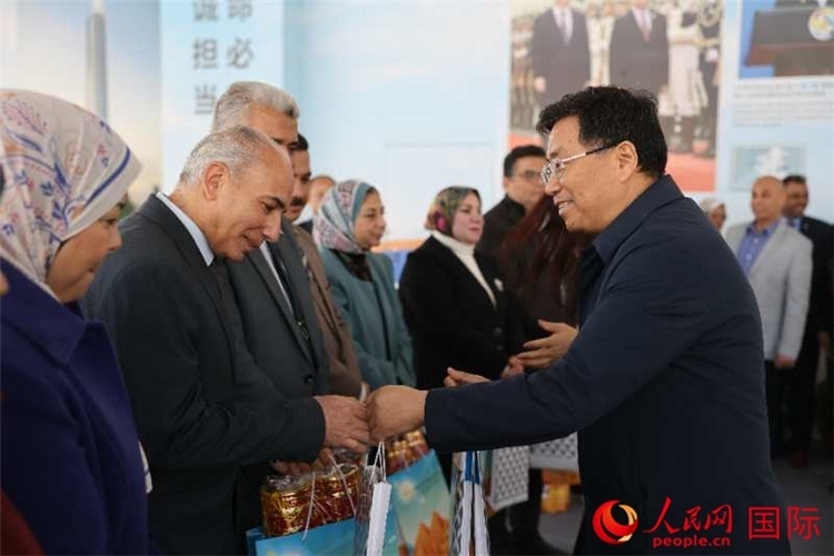 中建埃及分公司董事長常偉才為埃及師生發(fā)放新年禮包。人民網(wǎng)記者 黃培昭攝