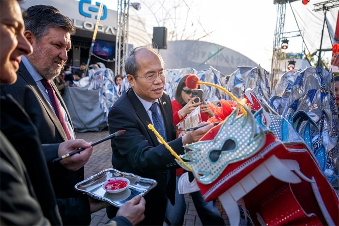 中國(guó)駐希臘大使館大使肖軍正與希方嘉賓為舞龍點(diǎn)睛?！吨邢r(shí)報(bào)》供圖