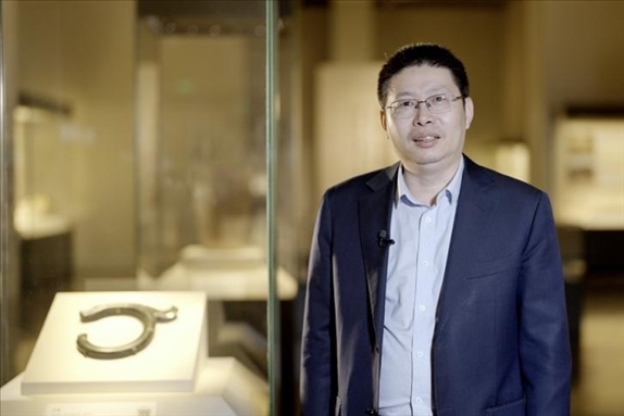 中國國家博物館副館長張偉明介紹館藏C形玉龍。
