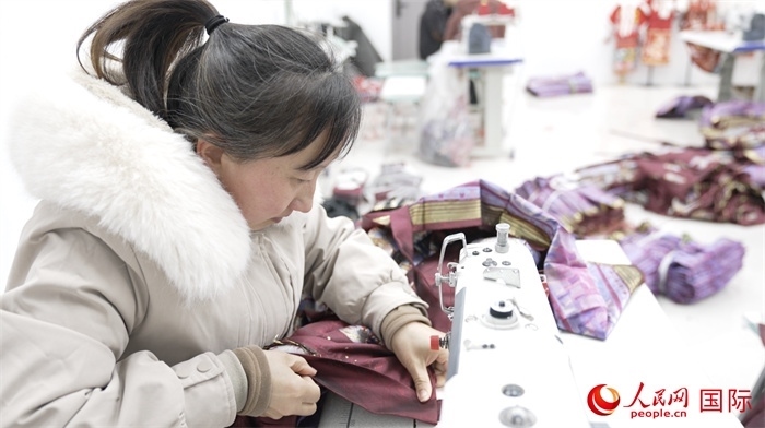 1月24日，在山東省菏澤市曹縣大集鎮(zhèn)云牧服飾有限公司，高燕正在縫制馬面裙。 人民網(wǎng)記者 袁蒙攝