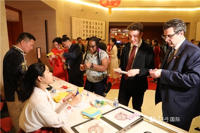 圖為美國民眾體驗中國春節(jié)民俗。人民網(wǎng)記者 李志偉攝