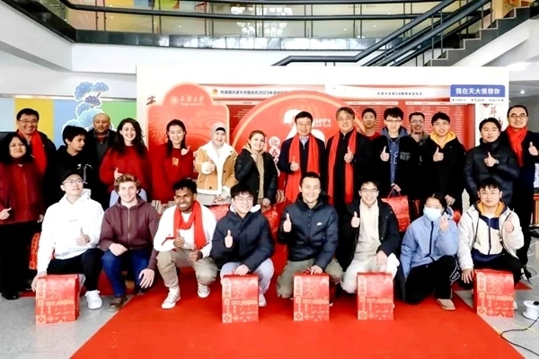 天津大學(xué)同學(xué)們收到新春大禮包。校方供圖