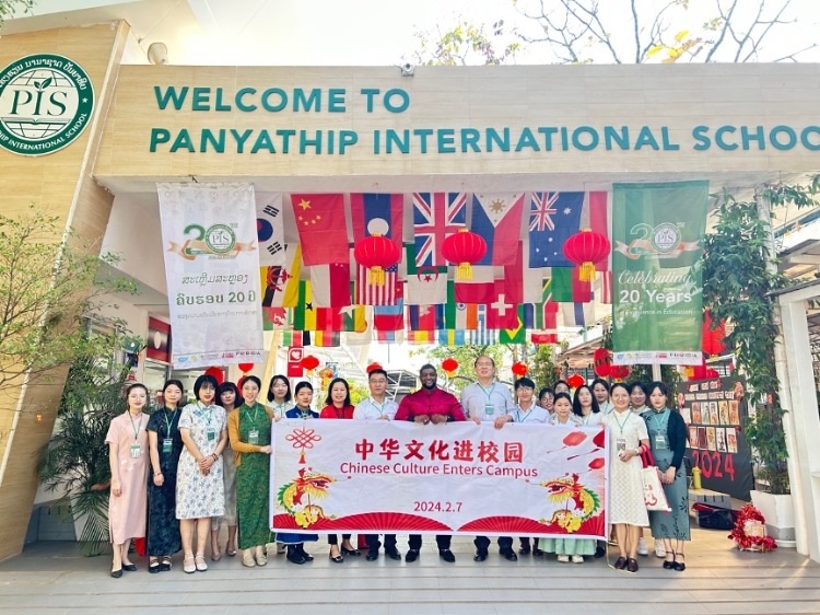 駐老撾使館政治處主任杜長(zhǎng)青與白云碧國(guó)際學(xué)校校方、參會(huì)志愿者教師合影?；顒?dòng)主辦方供圖