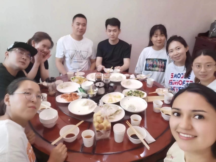 保拉與中國(guó)朋友在一起。圖片由受訪者提供