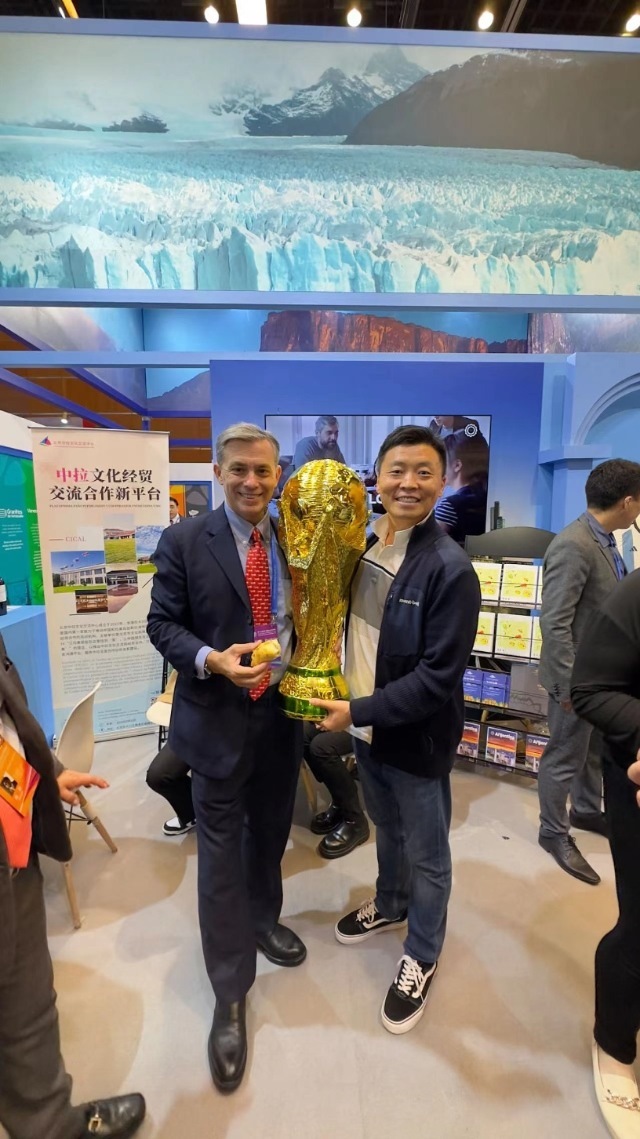 2022年，馬克西米與同事在上海。圖片由受訪者提供