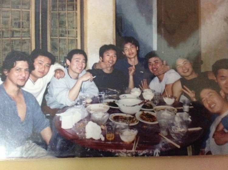 2007 年，卡洛斯·卡斯蒂略（左一）和他的中國朋友在武漢慶祝春節(jié)。圖片由受訪者提供