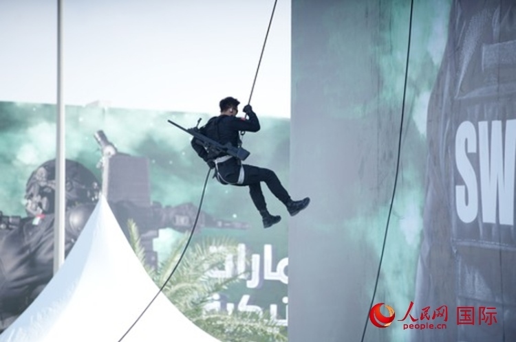 中國特警索降。人民網(wǎng) 塔里克·易卜拉欣攝