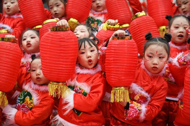 1月18日，四川省閬中市閬中古城，民間藝人和文藝工作者在表演節(jié)目歡度臘八節(jié)，喜迎農(nóng)歷新年。這是參演的小朋友在表演。新華社發(fā)（王玉貴 攝）