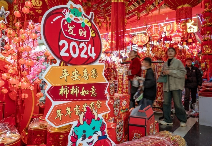 1月11日，顧客在昆明新螺螄灣國際商貿(mào)城選購節(jié)日飾品。新華社記者 陳欣波 攝